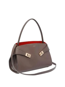 Abbraccia la borsa a tracolla