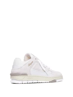 Area bianca e beige lo sneaker