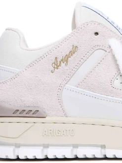 Area bianca e beige lo sneaker