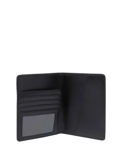 Black il caso del passaporto