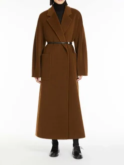 Cappotto colorato di cammello attuale