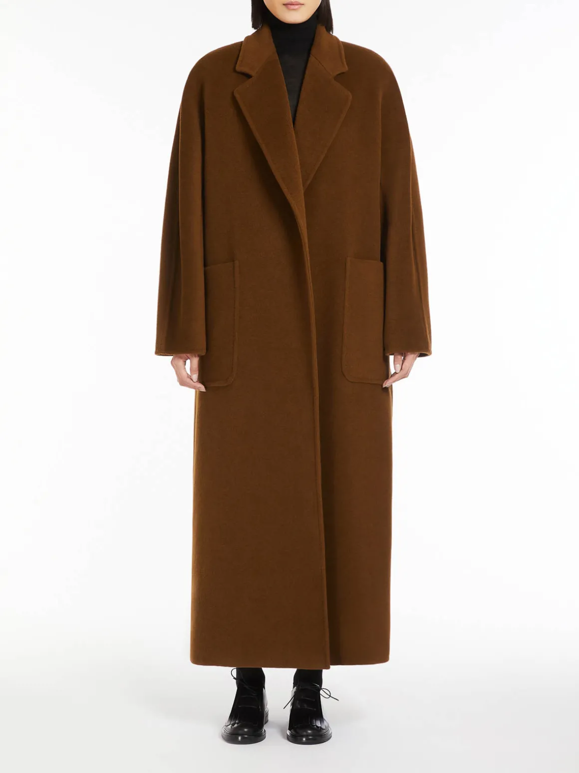 Cappotto colorato di cammello attuale