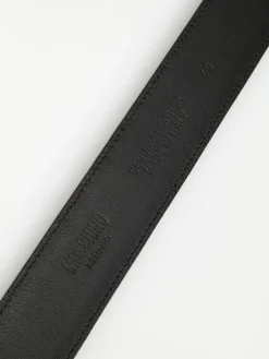 Cintura in vernice nera con logo lettering