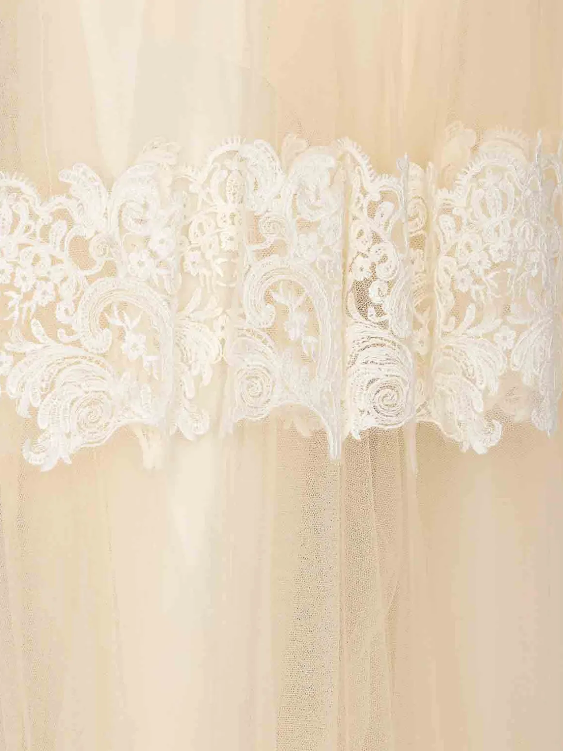 Gonna di tulle con decorazioni in pizzo