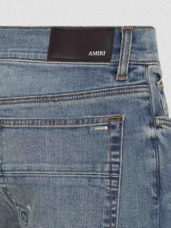 Jeans impilati