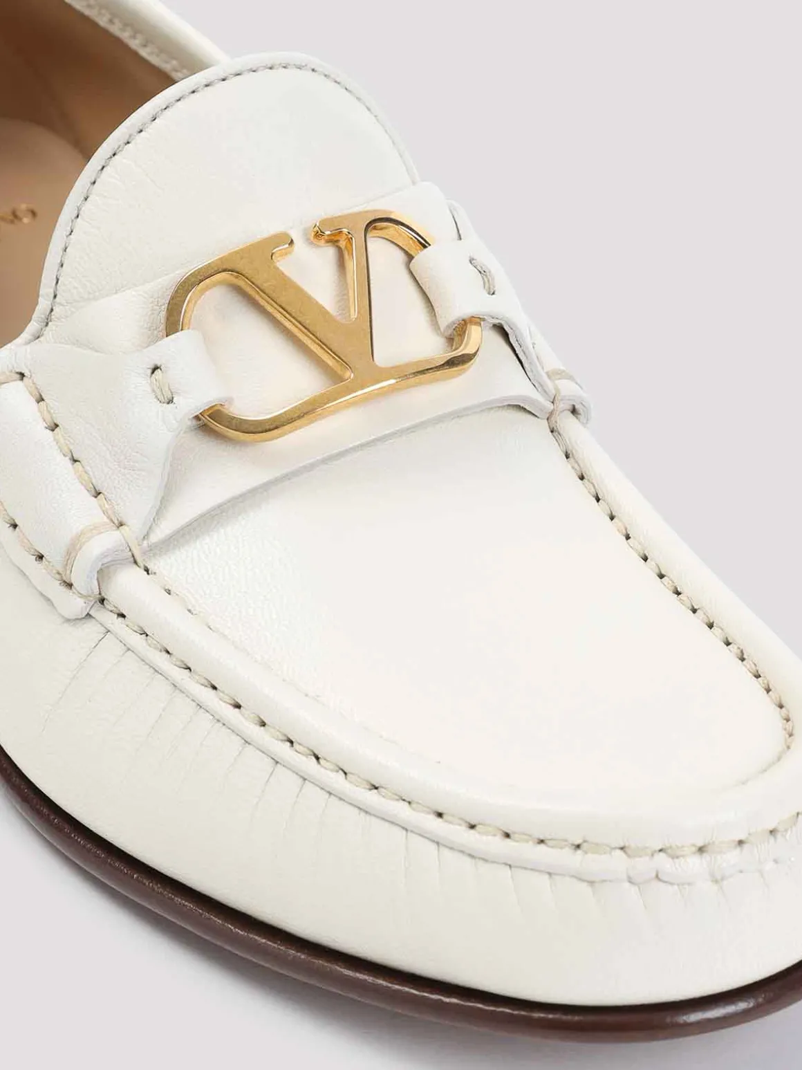 L logo firma mocassino