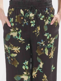 Lenti pantaloni sfocate botaniche