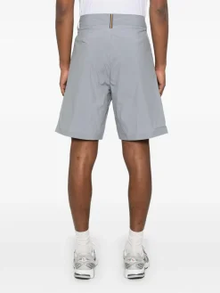 Pantaloncini grigi piegati