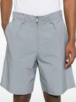 Pantaloncini grigi piegati