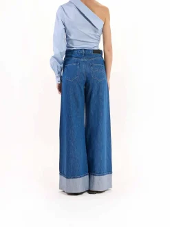 Pantaloni in denim a gamba larga piegati
