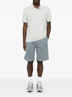 Polo grigio chiaro nella camicia
