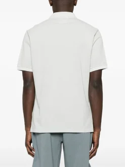 Polo grigio chiaro nella camicia