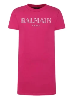 Ragazze vestite Fucsia e allungamento
