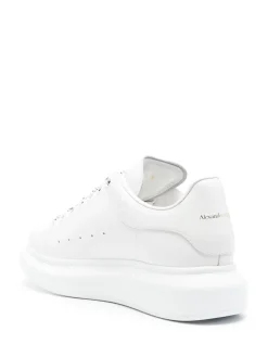 Sneaker di grandi dimensioni in bianco