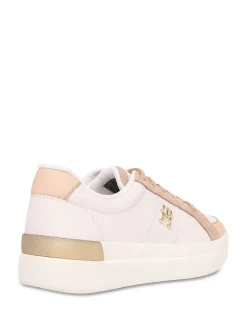 Sneaker in campo di moda