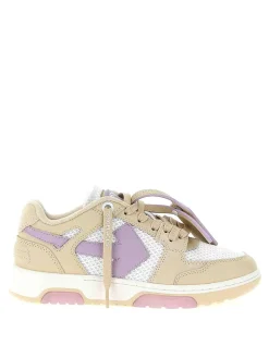 Sneaker sfuggite dall'ufficio