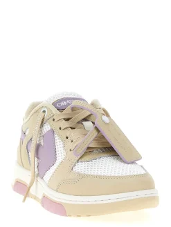 Sneaker sfuggite dall'ufficio