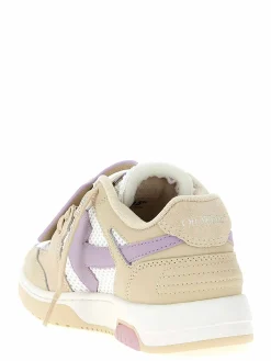 Sneaker sfuggite dall'ufficio