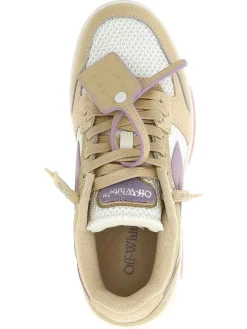 Sneaker sfuggite dall'ufficio