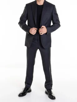 Vestito con doppia ventilazione e scollo a V