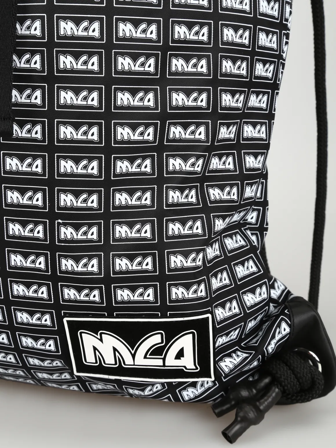 Zaino a sacca in nylon con logo mcq ripetuto